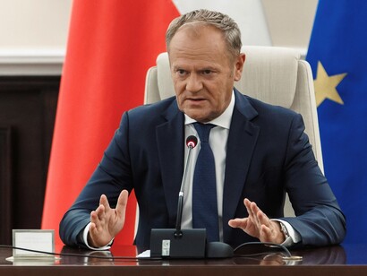 Il Primo Ministro polacco Donald Tusk durante una conferenza stampa in risposta all'incursione dei droni russi