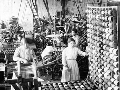 La imagen de los trabajadores menores como mano de obra barata y explotada ha sido recurrente en el imaginario colectivo.Las colonias textiles en Barcelona, España