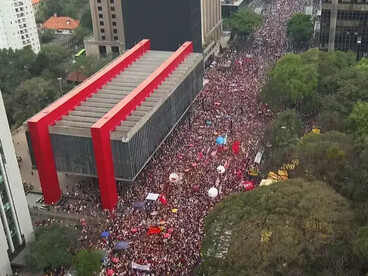 Vista aérea mostra milhares de pessoas ocupando a Avenida Paulista durante manifestação contra a PEC da Blindagem. A capacidade de mobilização popular segue sendo um dos temas centrais das disputas políticas contemporâneas. MASP (Museu de Arte de São Paulo - Av. Paulista, São Paulo - SP)