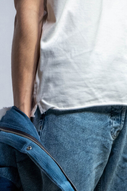 Jaqueta puffer confeccionada em tecido jeans
