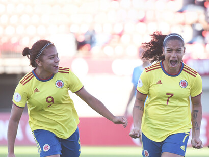 Mayra Ramírez (9) y Gisela Robledo (7), celebran un gol durante la Copa América femenina 2022 disputada en Colombia