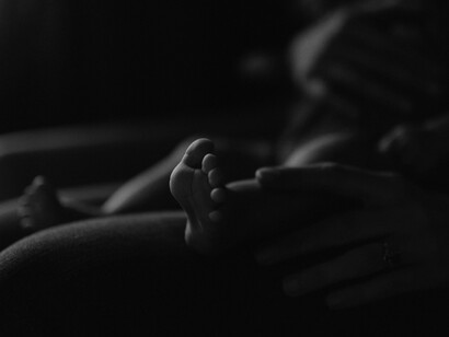 Una mujer mayor con su hijo