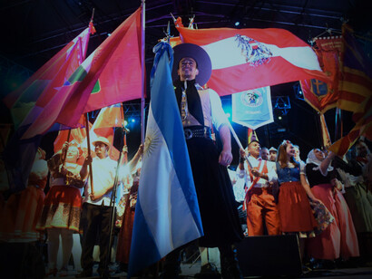 Representantes de cada país participante en la Feria de las Colectividades 2023 en la ciudad de Rosario, Argentina