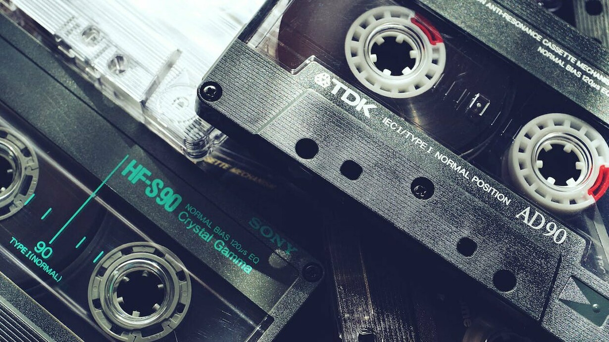 Delle audiocassette. Assieme ai vinili, uno dei supporti tecnologici più diffusi per la distribuzione e l'ascolto di contenuti audio dagli anni sessanta agli anni novanta