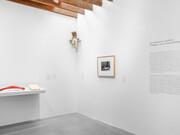 Varios artistas, Un inventario insólito. Diálogos con el surrealismo, vista de exhibición. Cortesía de kurimanzutto 