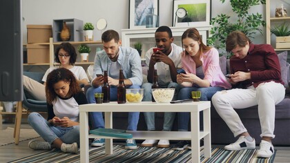 Juntos no mesmo espaço, mas cada um voltado para a própria tela, as pessoas da imagem traduzem o paradoxo das redes sociais: a promessa de conexão pode coexistir com o afastamento das relações presenciais. A conexão virtual nem sempre impede que a distância se instale entre aqueles que estão lado a lado