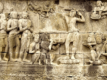 El príncipe Sidarta se rasura el pelo y se convierte en un asceta: relieve de la estupa budista de Borobudur del siglo VIII d. C. aproximadamente