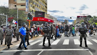 Manifestantes protestam contra os resultados das eleições autárquicas em Moçambique, descritas como "megafraude" eleitoral (2023)