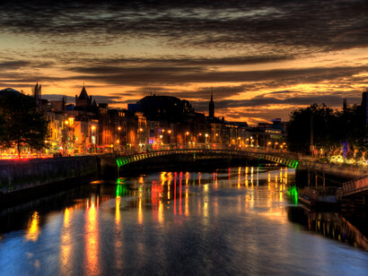 As cores de Dublin à noite, jogo de luz sobre o canal