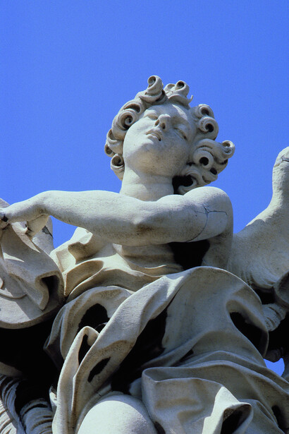Roma, ponte Sant'Angelo, Angelo con simbolo della passione, statua ideata da Gian Lorenzo Bernini. Sulla superficie marmorea l'umidità combinata con l'anidrite solforosa trasforma il carbonato di calcio formando così croste nere
