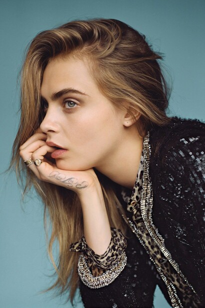 Cara Delevingne de perfil