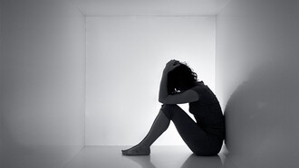 Mulher sozinha e triste
