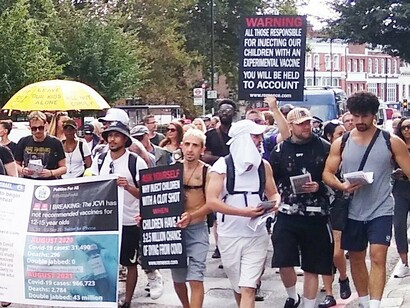 Manifestação antivacina em Londres, Inglaterra, 2021. Esses movimentos muitas vezes se apoiam em narrativas alternativas que questionam o consenso científico, usando o relativismo epistemológico para justificar suas posições. Embora essas interpretações não sejam diretamente derivadas do pensamento pós-moderno, elas refletem o clima de desconfiança e pluralidade de verdades promovido por ele