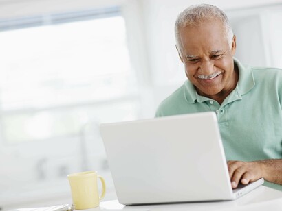 Un anciano navegando por internet