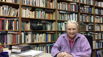 Carolyn Merchant en su oficina en la Universidad de California, Berkeley, USA, 2017