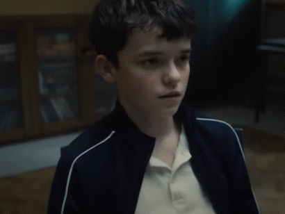 Una scena di "Adolescence" con Owen Cooper, che interpreta Jamie Miller, il protagonista della miniserie