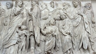 Fregio sul lato meridionale dell'Ara Pacis, con processione della gens Giulio-Claudia, Roma, Italia