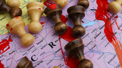 Kriege enden nicht, Menschen töten sich weiterhin, wie sie es seit Jahrhunderten tun, während die Stärke und Macht einiger weniger das Schicksal vieler bestimmen