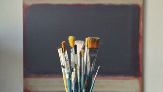 El estudio de Pablo Aloy es un espacio dinámico donde las pinturas cambian con cada visita