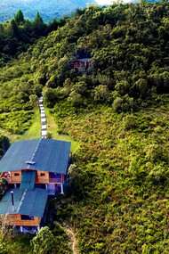 Vista aérea del refugio forestal Ulcumano Ecolodge ubicado en Oxapampa, Perú