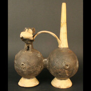 Botella asa puente silbato

Materiales: Cerámica

Intermedio Tardío

Medidas: 245 mm de ancho x 193 mm de alto