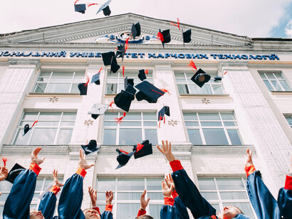 Maturità: la si raggiunge solo con l'iscrizione ad un partito politico e, quindi, circoli, direzioni, confronti e scontri.