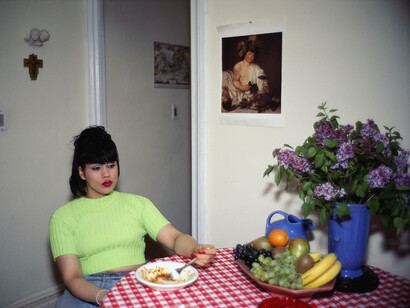 Nan Goldin, Gina at Bruce’s dinner party, NYC, 1991. Courtesy of the artists and Neue Nationalgalerie