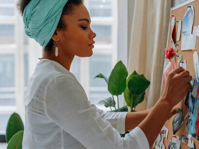 Elle prépare le tableau de visualisation car il sert de rappel visuel et de source d'inspiration pour se concentrer sur les résultats souhaités et à les manifester