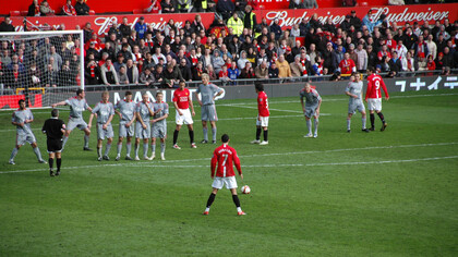 Cristiano Ronaldo a glissé alors qu'il s'apprêtait à tirer un coup franc lors du match de Premier League opposant le Manchester United FC au Liverpool FC à Old Trafford (Manchester) le 14 mars 2009