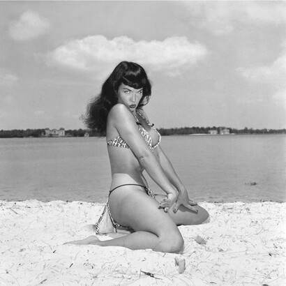 Bettie Page na praia