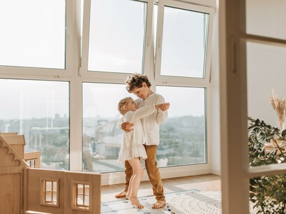 Irmão mais velho dança com sua irmã