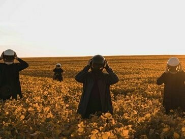 Homens "presos" em seus próprios capacetes. Aposentamos a responsabilidade e vivemos a fugir das nossas mazelas, a culpabilizar o outro, sejam eles os pais, o governo, as oportunidades. Muitos aqui podem refutar a natureza multifacetada da atenção e afirmar que estar conectado não significa ser alienado, ao contrário, que as redes podem ser canais de informações instantâneas e um local de construção de conhecimento 



