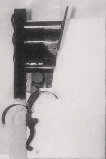 Controrilievo di Vladimir Tatlin con gamba di sedia, probabilmente alla mostra 0,10, 1915