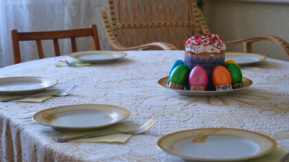 Mesa de Domingo de Páscoa. Era Domingo de Páscoa, agora que os sogros tinham morrido, o almoço limitava-se a receber o Pedro, um amigo da sogra, que adorava falar sobre ciência e astronomia