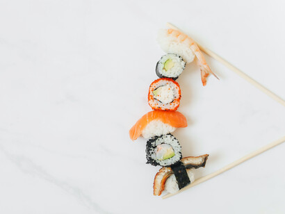 La mejor manera de comer el sushi es comenzando por los pescados con sabores más ligeros hasta llegar a los más fuertes