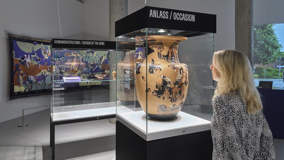 Ready to party! Exhibition view. Courtesy of Museum für Kunst und Gewerbe Hamburg