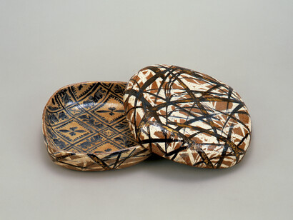 Important Cultural Property, Covered box with pampas grass design in underglaze blue and iron oxide, with gold, Edo period (18th century), Suntory Museum of Art, Ogata Kenzan