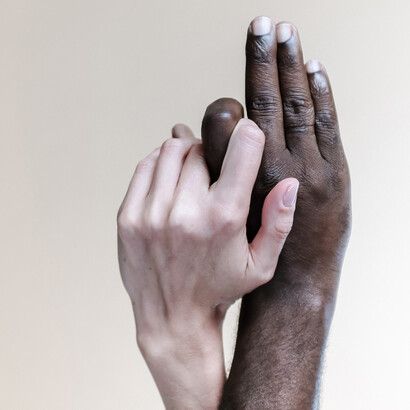 Entrelaçamento de dedos. A sensibilidade moderna diz que um indivíduo não deve nada a uma família que não lhe forneceu amor