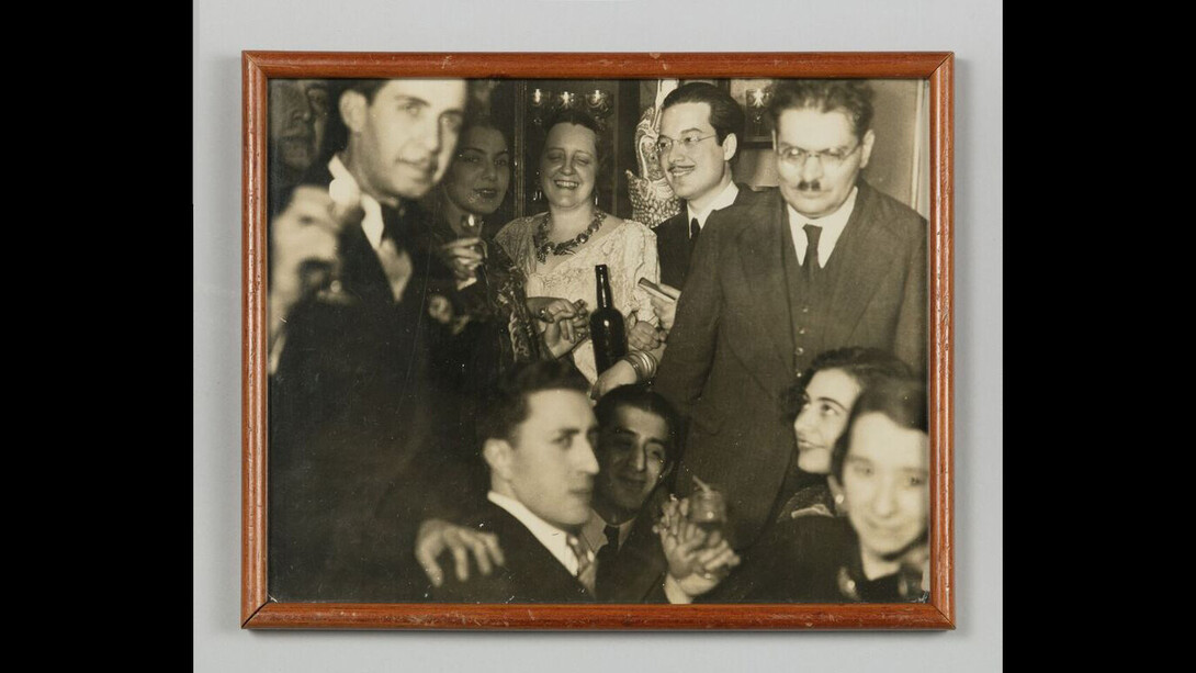 Fotografía de Alma Reed, José Clemente Orozco y Kahil Gibran, ca. 1960. Fotografía: © Agustín Garza. Reproducción Autorizada por el Instituto Nacional de Antropología e Historia. SECRETARÍA DE CULTURA. -INAH. -MEX