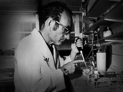 César Milstein obtuvo el ​Premio Nobel de Medicina en 1984 por sus “teorías relativas a la especificidad en el desarrollo y control del sistema inmunológico y el descubrimiento del principio para la producción de anticuerpos monoclonales”