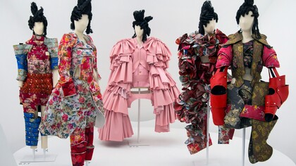 I capi del marchio Comme des Garçons esposti al Metropolitan Museum of Art di New York nell’ambito della mostra “Rei Kawakubo/Comme des Garçons: Art of the In-Between”