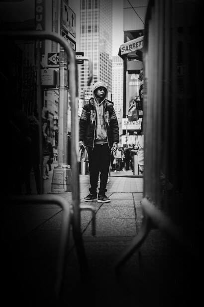 Un adolescente recorriendo las calles de una gran ciudad. En la era digital, las leyendas urbanas han encontrado un nuevo hogar en Internet, donde se propagan con una rapidez asombrosa