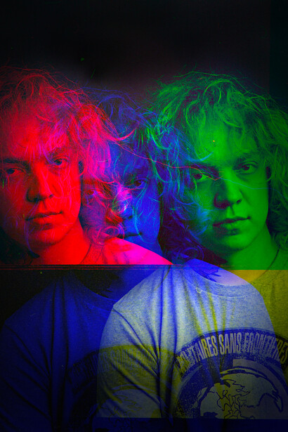 Humain dédoublé. Malheureusement réduit à  survivre et nié comme une possibilité, il est de plus en plus capable d'être tué par des artefacts, par des machines, par des intelligences artificielles nourries d'algorithmes 
