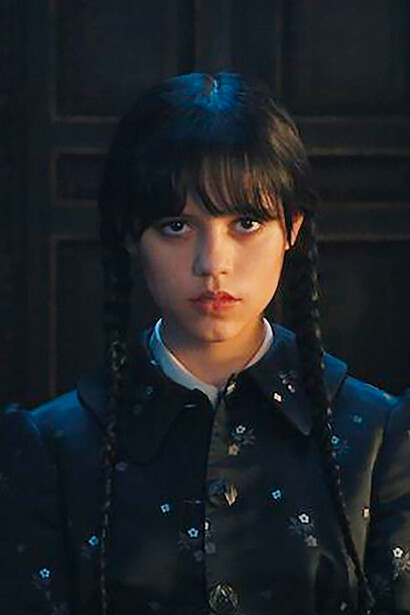 Mercredi Addams. Que faut-il pour créer un soupçon de magie noire ? Invoquer des morts, utiliser des plantes, aimer les serpents et autres animaux mystiques, porter des vêtements sombres qui n’attirent pas la lumière, et le tour est joué © Mercredi Adams, Tim Burton