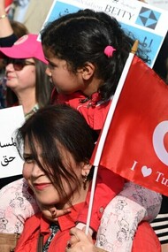 Tunisian women in a demonstration to maintain the CSP: constituted by a series of progressive laws promulgated on August 13, 1956, it aims to establish equality between men and women in many areas
