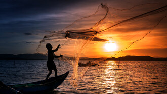 Pescador lanzando su red