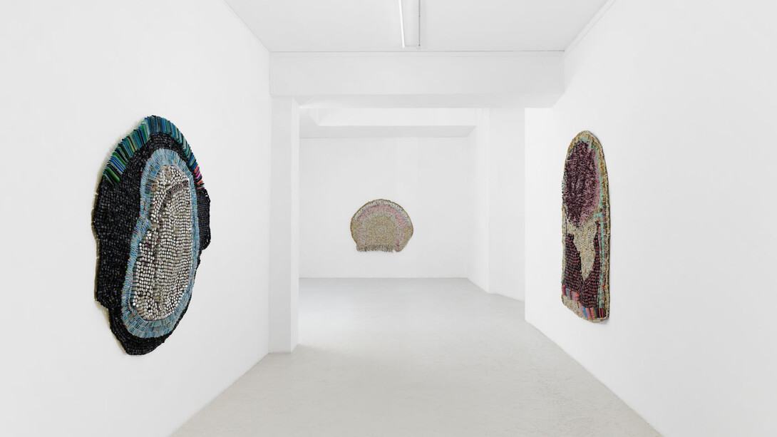 Moffat Takadiwa, The crown! Vue de l'exposition. Avec l'aimable autorisation de la Galerie Semiose