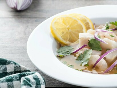 Prato de Ceviche. Enquanto nos deliciávamos com o drink e a entrada, escolhemos o prato principal. Alguém me indicou que o Tacu Tacu seria outra comida típica. Influenciado pela boa experiência do Ceviche, concordo com a sugestão sem analisar muito os seus ingredientes