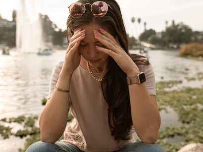 Ragazza in uno spazio esterno: l’emicrania infatti interviene e distrugge qualsiasi piacere