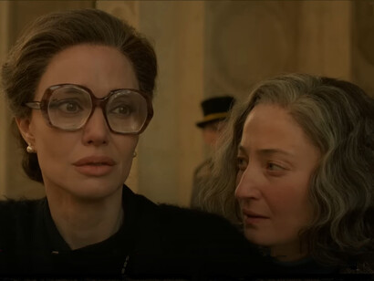 La sceneggiatura di Steven Knight contribuisce a delineare un ritratto complesso e sfaccettato di Maria Callas, evidenziandone le fragilità e la grandezza. Angelina Jolie e Alba Rohrwacher in una scena del film